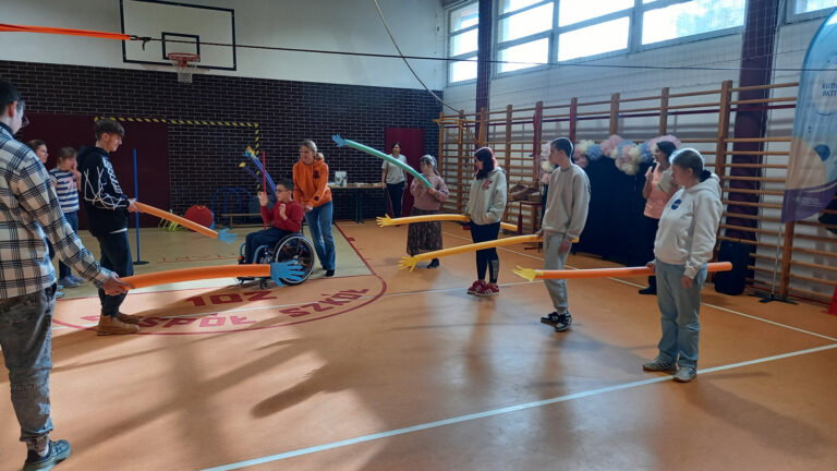 NIEZWYKŁE ZAWODY LEKKOATLETYCZNE W SZKOLE NR 102 W POZNANIU